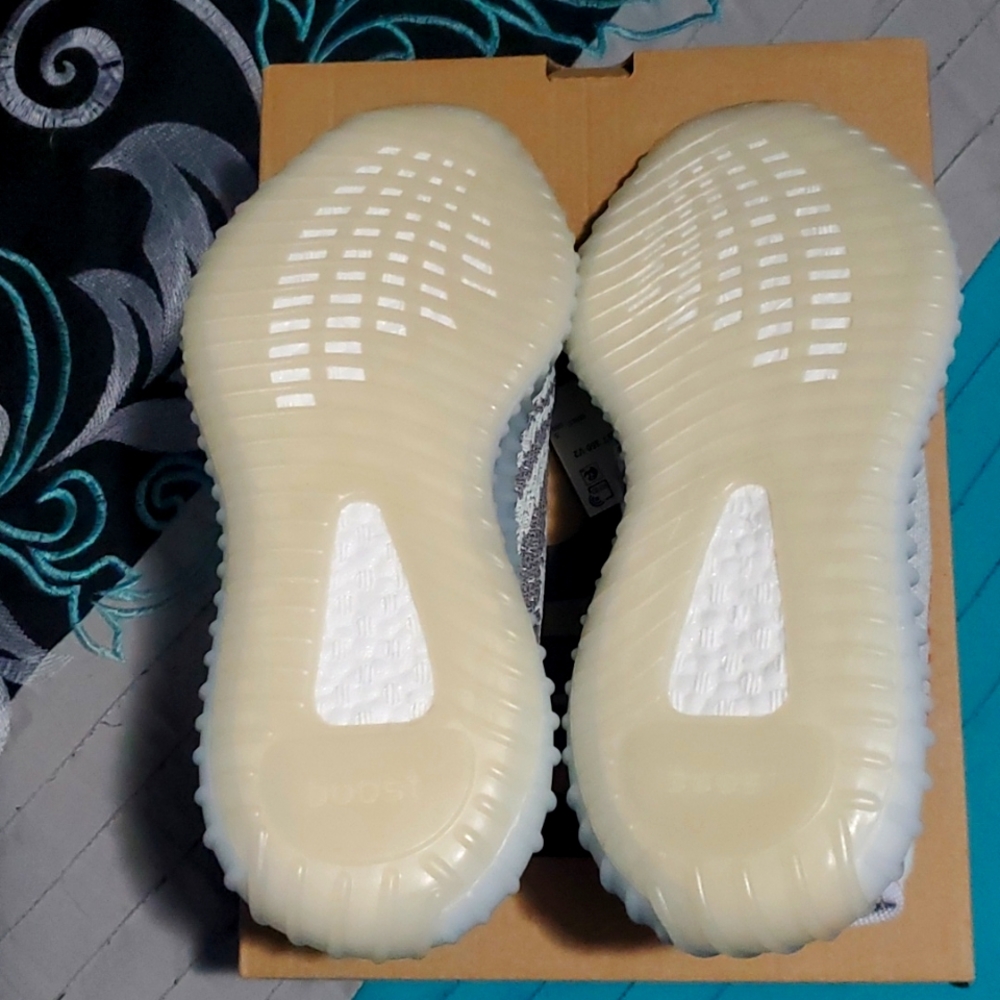 - Yeezy Boost 350 V2 - Picture 4 of 4